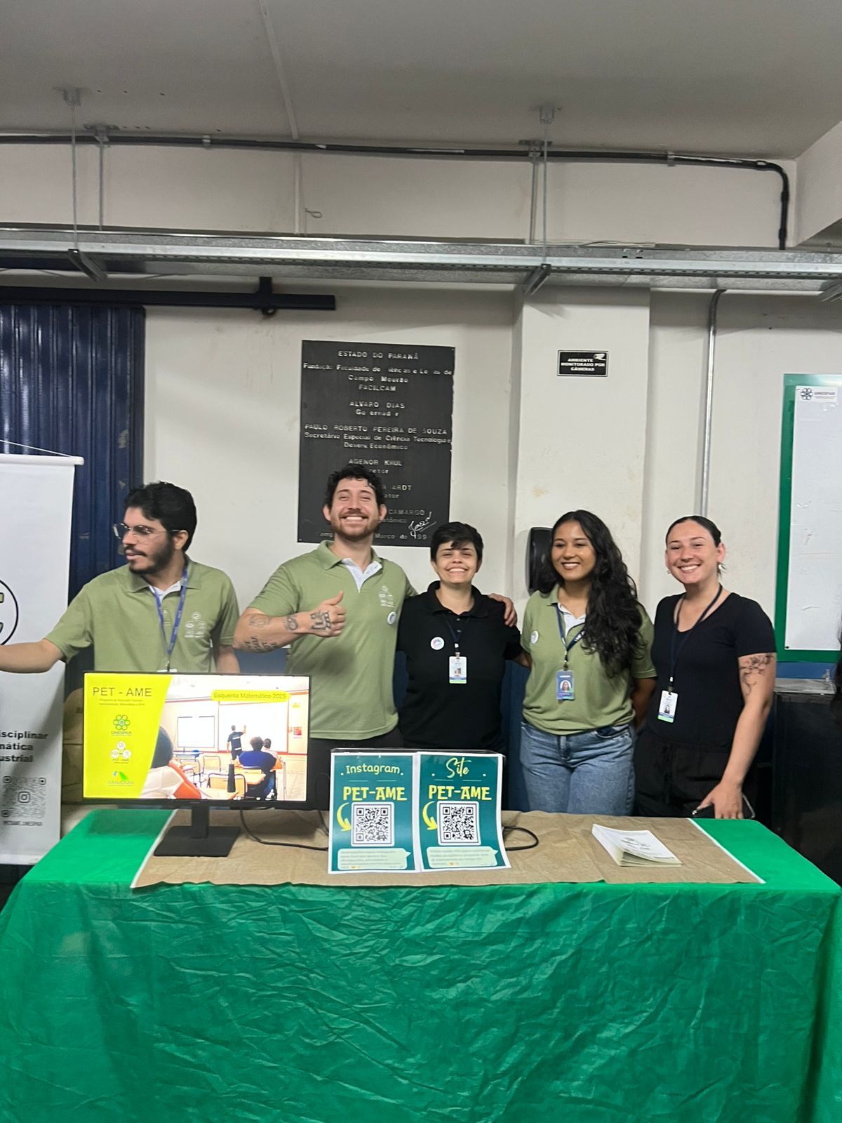Monitores com apresentação do PET